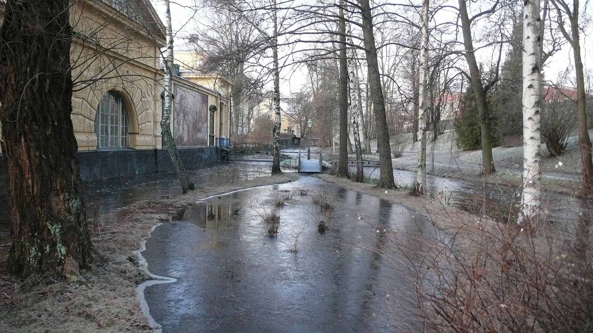 Kanalen vid Finspångs slott, med björkar och orangeriet