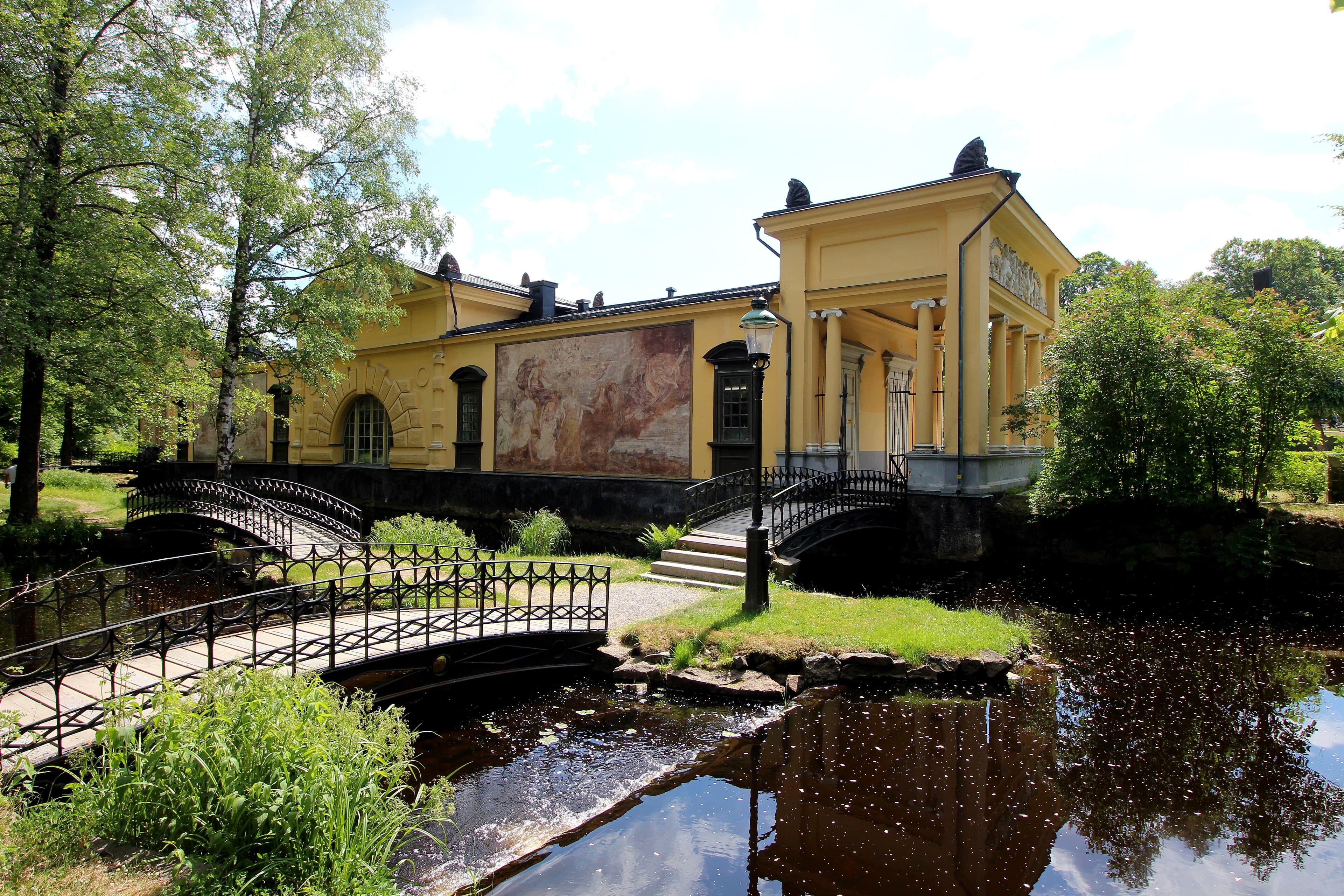 Orangeriet vid Finspångs slott, med broar över vattnet